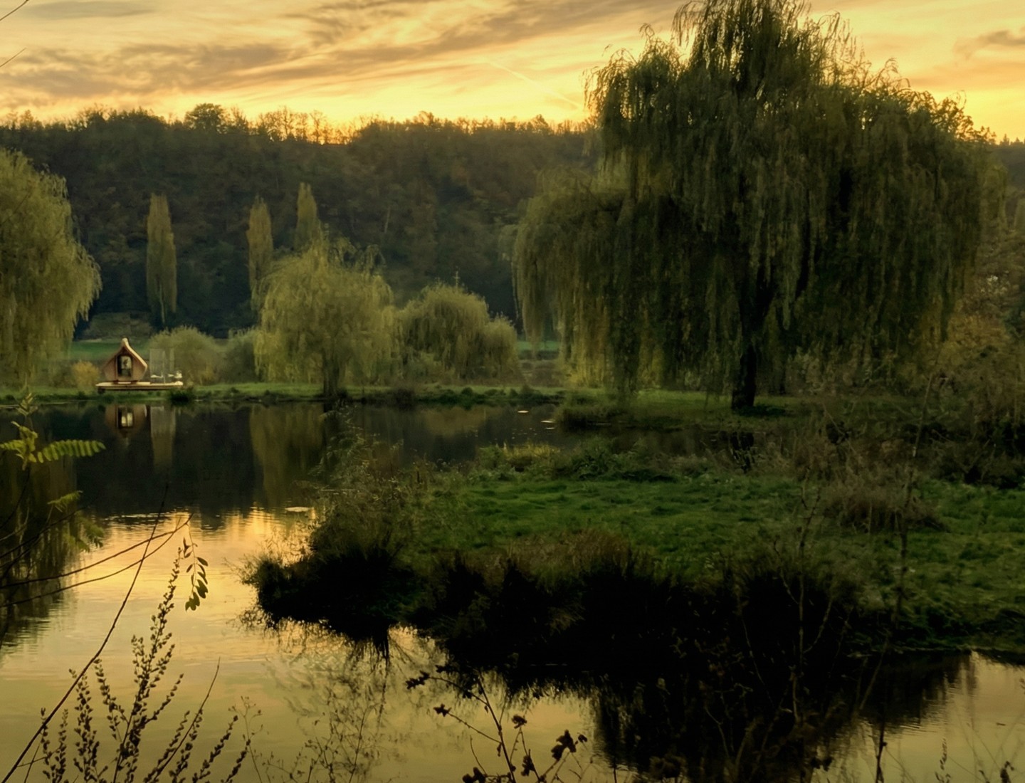 Cabin am Teich im Abendlicht