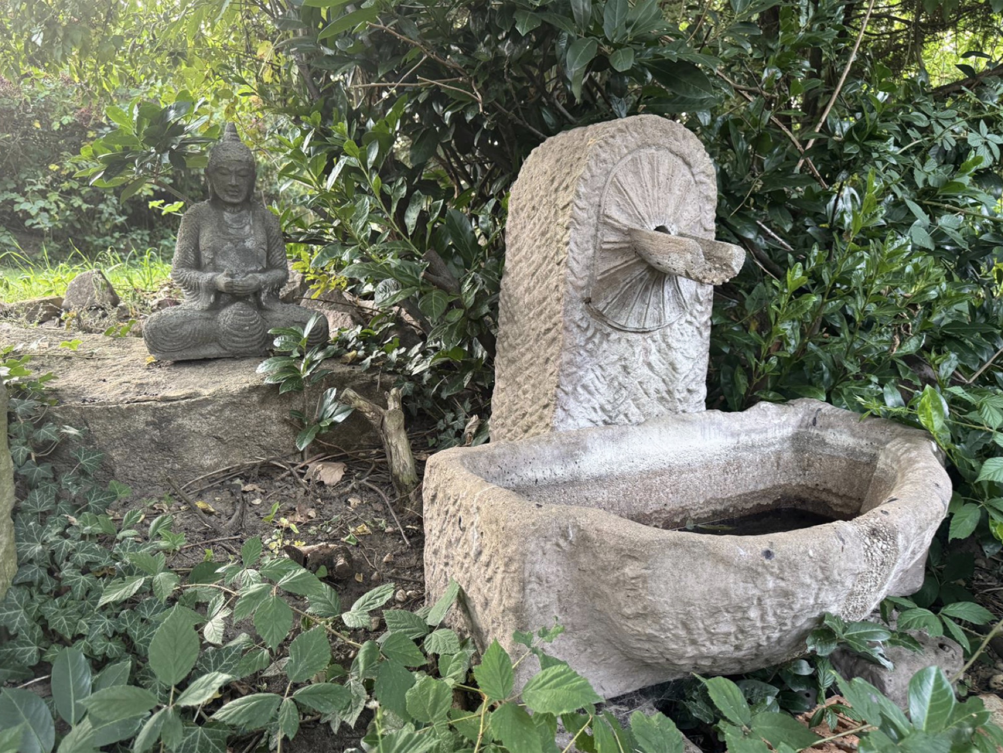 Steinbrunnen im Grünen