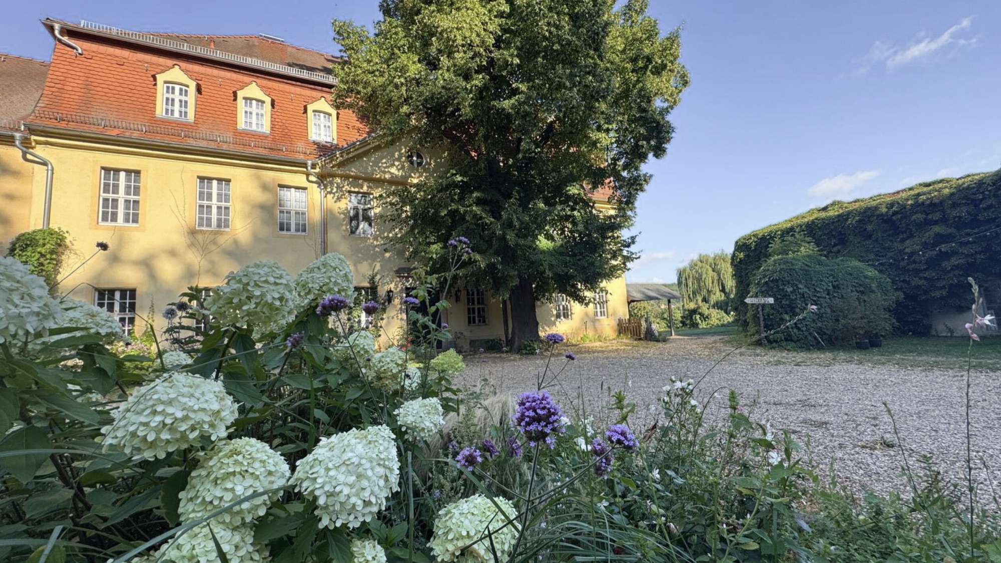 Garten mit Hortensien vor dem Gutshaus