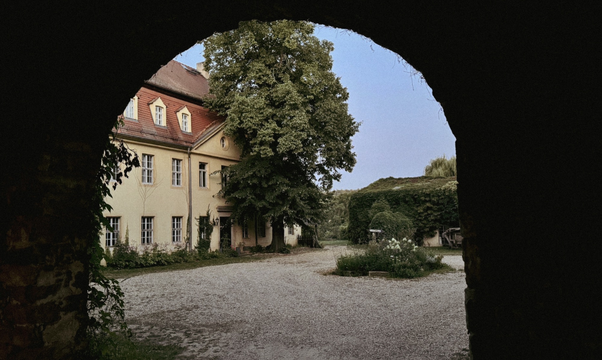 Blick durch das Hoftor auf das Gutshaus