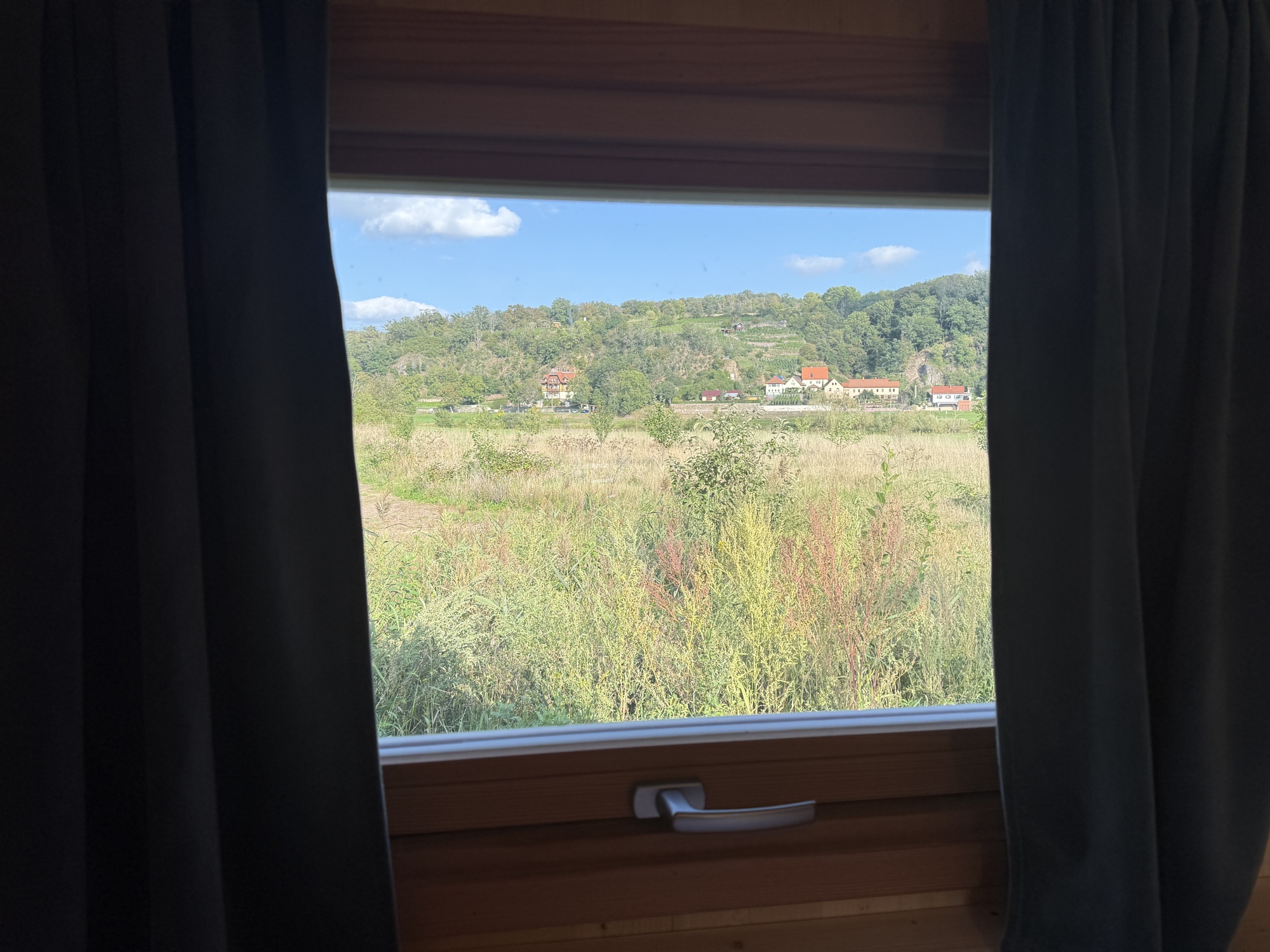 Blick aus dem Cabin-Fenster über die Wiesen