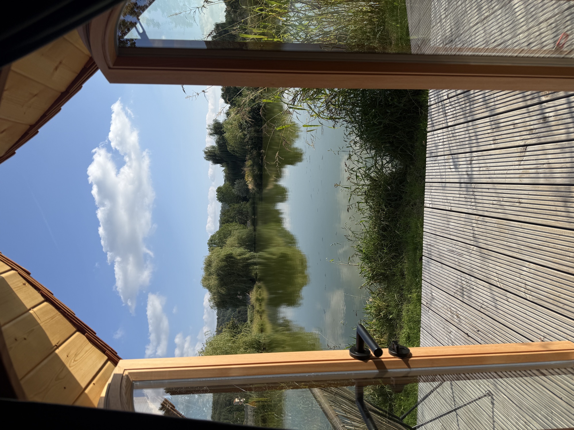 Blick aus der offenen Cabin-Tür auf den Teich