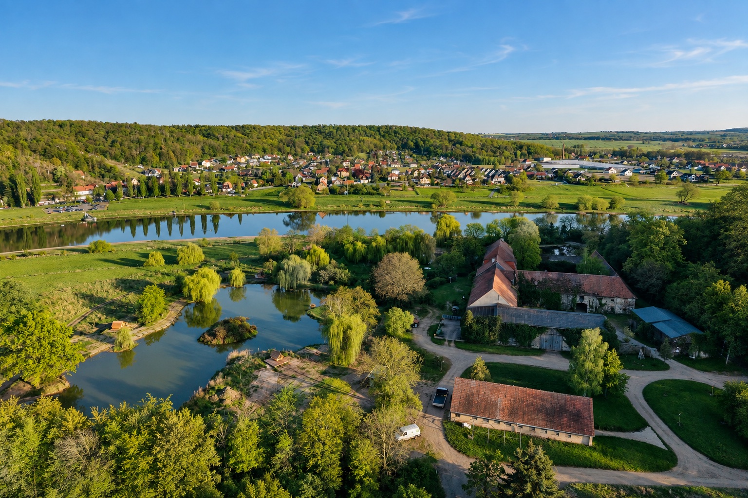 Das Göhrischgut mit Teichen und Elbe in der goldenen Stunde von oben