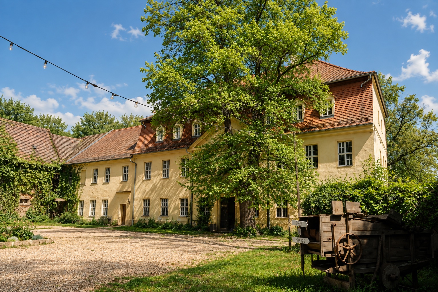 Das barocke Gutshaus mit Lichterkette über dem Hof