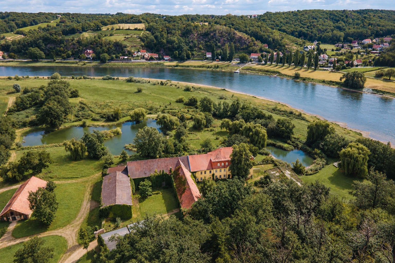Luftbild: Die Elbe umschließt die Halbinsel mit dem Göhrischgut, Teichen und Wiesen