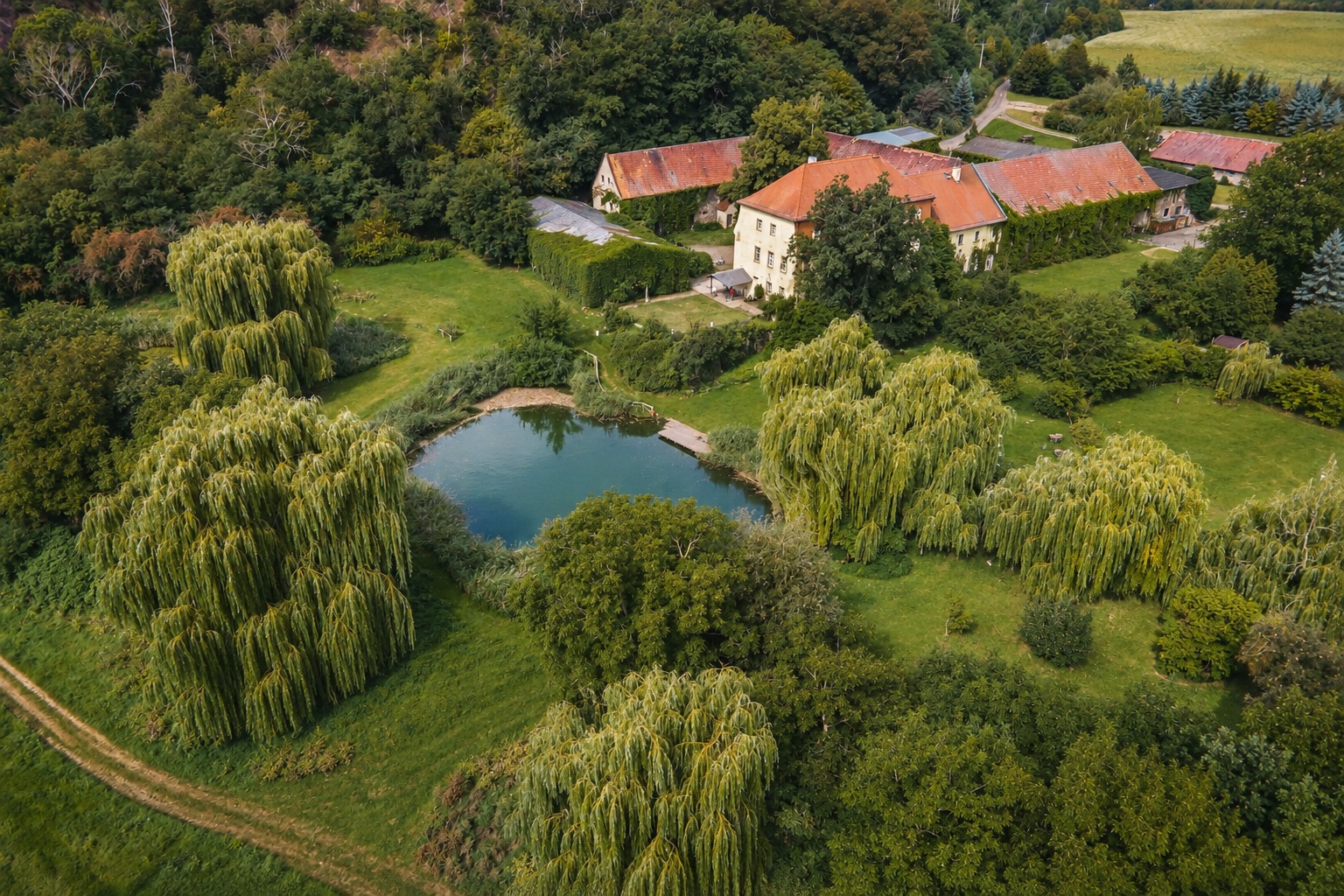 Die Parkanlage des Göhrischguts mit Weiden, Wiesen und Teich