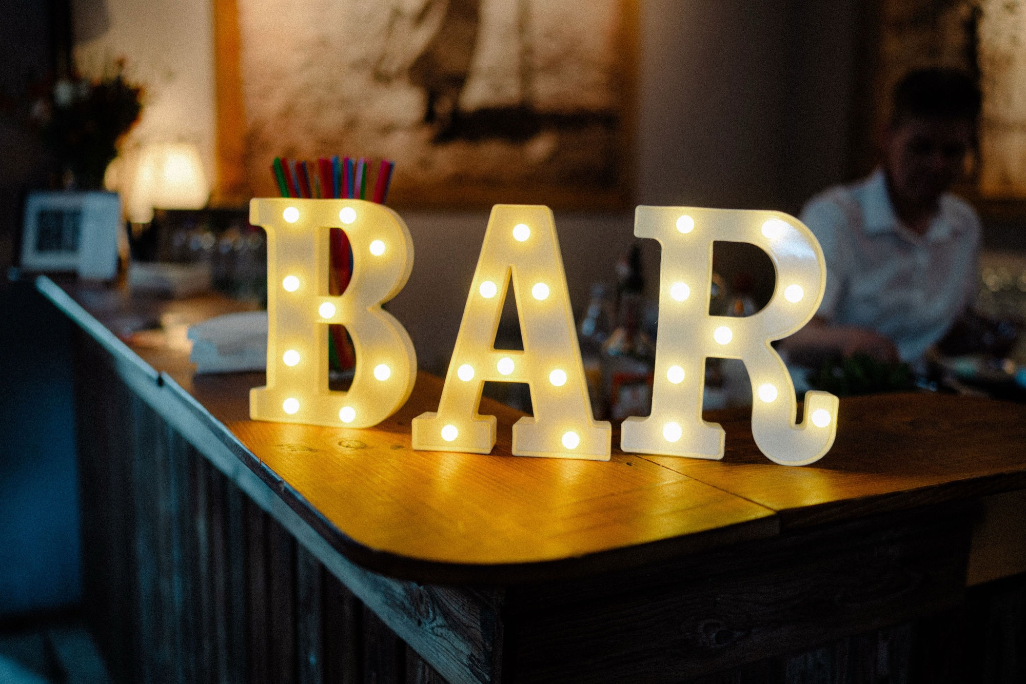 Leuchtbuchstaben BAR auf dem Tresen