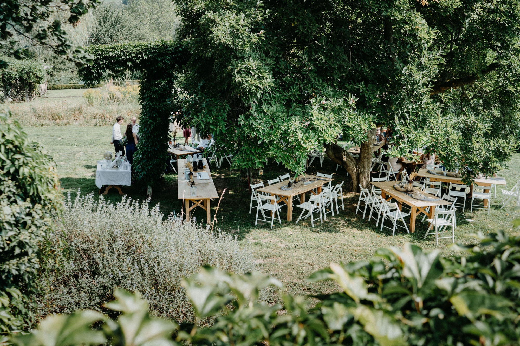 Lange Tafel unter Bäumen im Garten