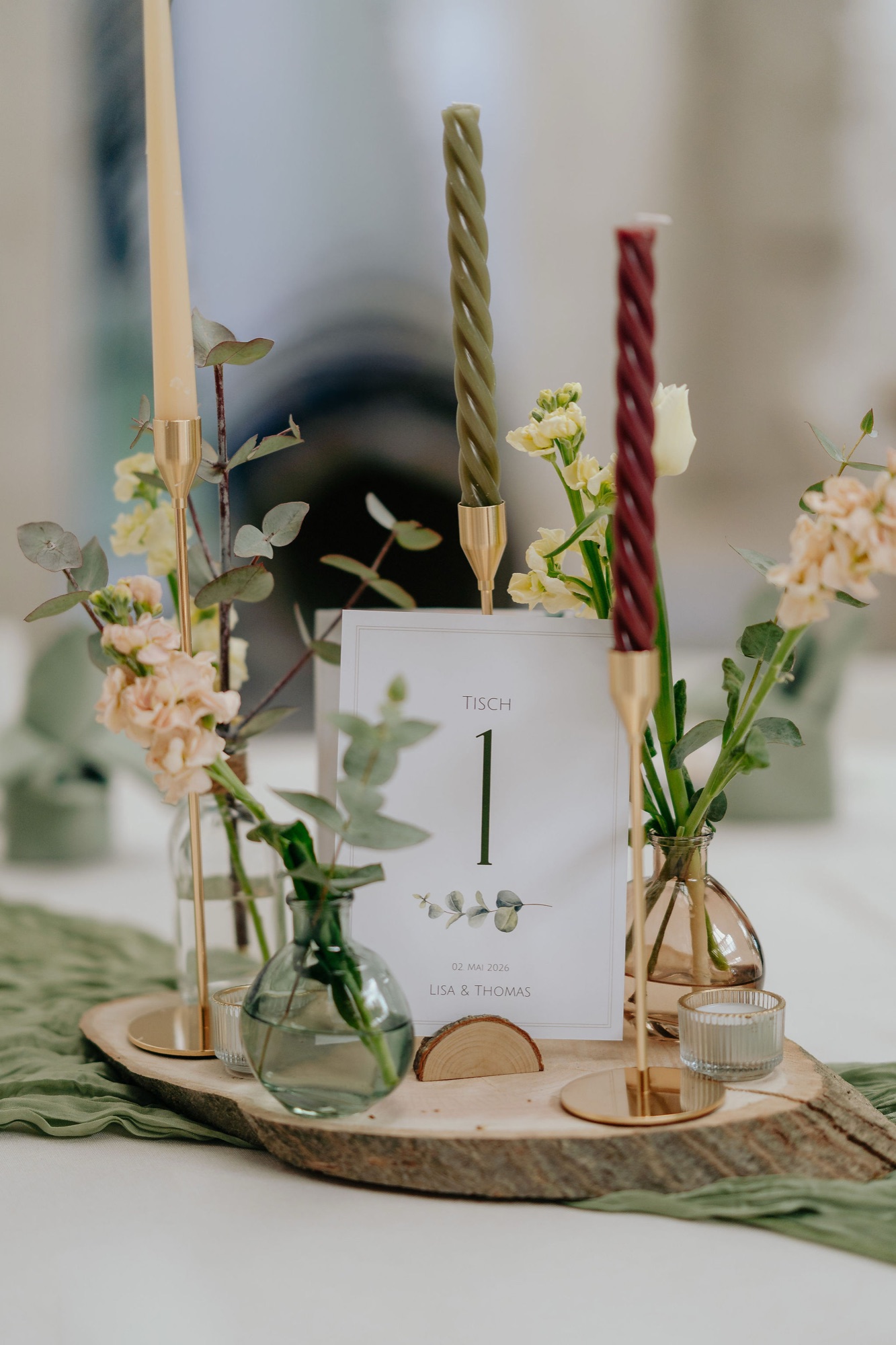 Tischnummer zwischen Blumen