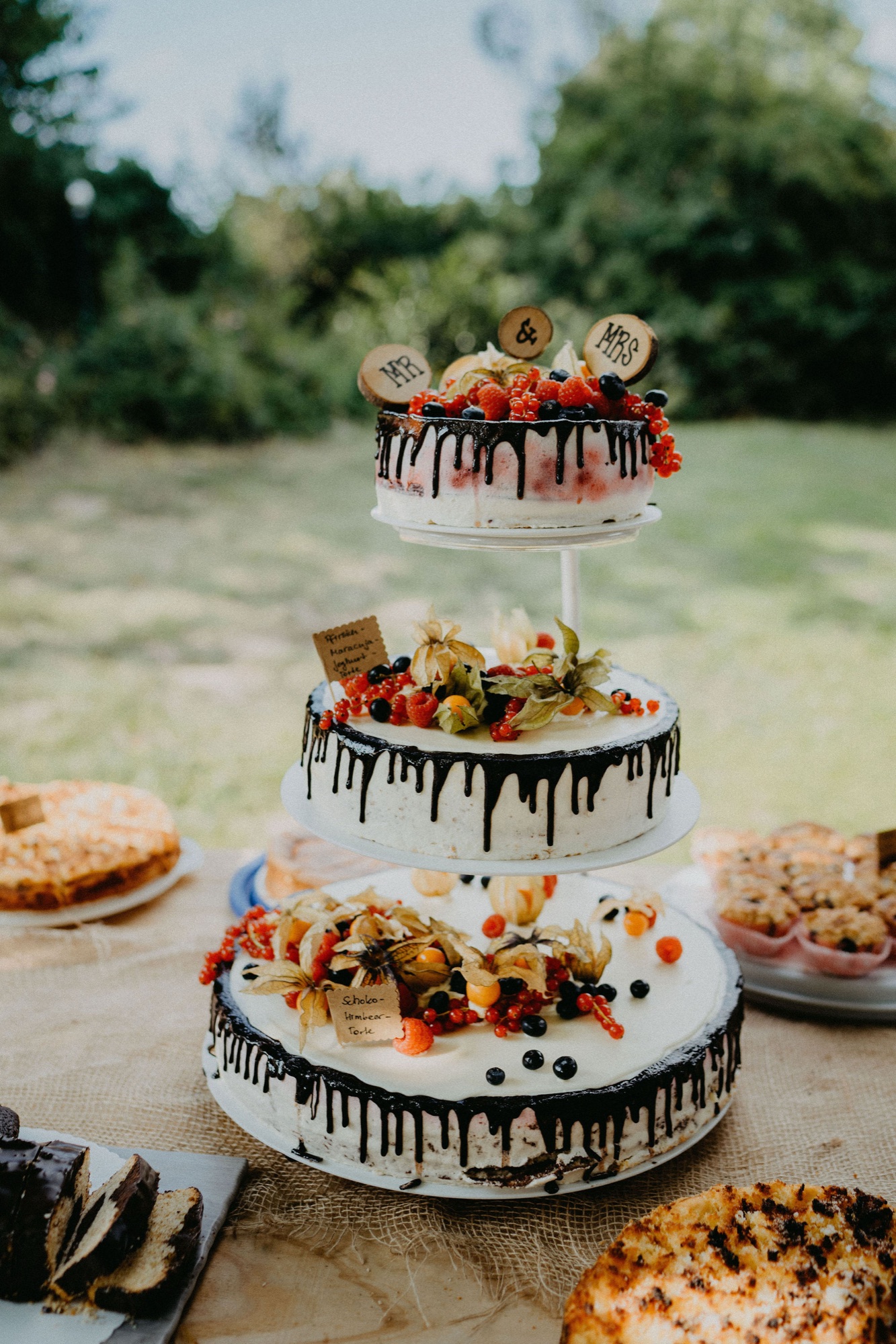 Hochzeitstorte mit Beeren