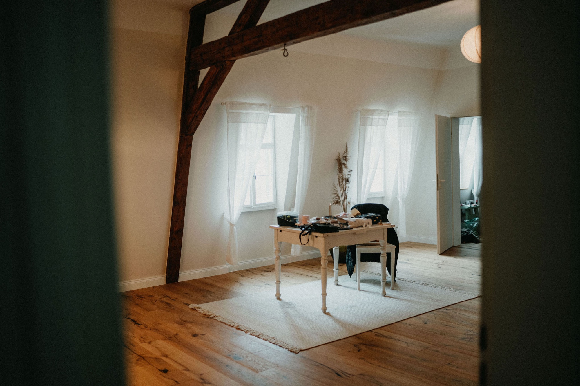 Gutszimmer mit alten Balken und Schreibtisch